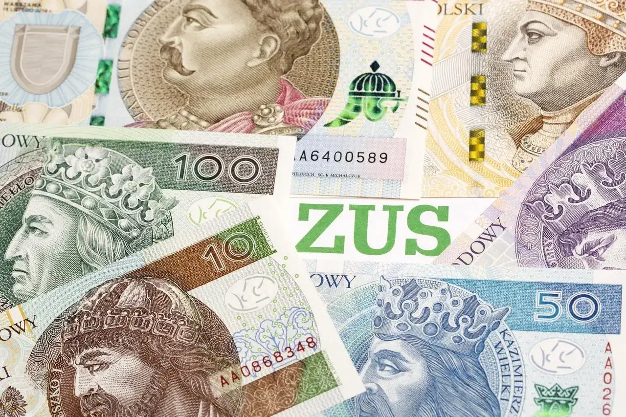 Polskie banknoty 10, 50, 100 zł i napis ZUS. Czy to obrazuje najwyższa emerytura w Polsce?