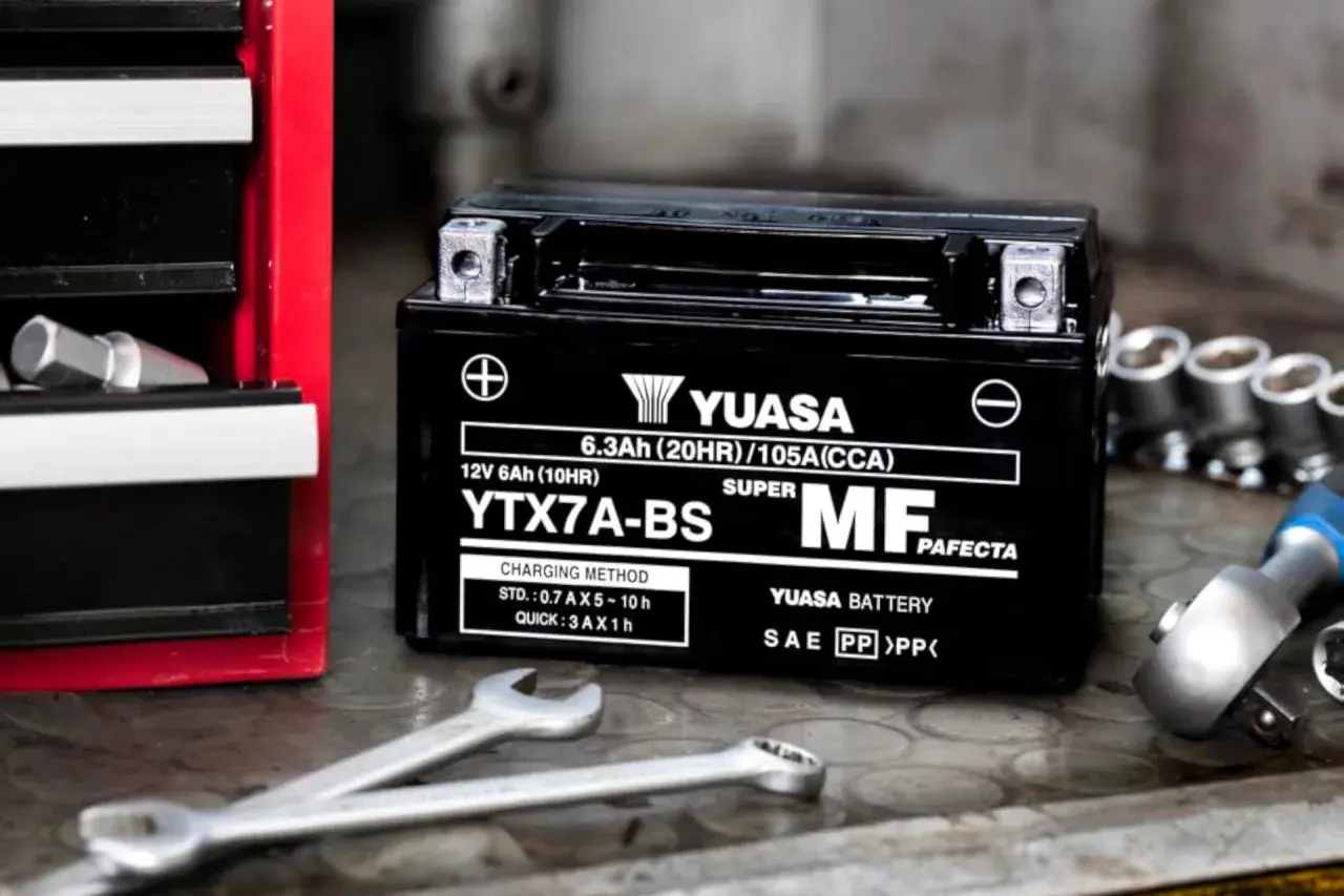 Batería Yuasa YTX7A-BS. Averigua cuanto dura una bateria de moto con estas especificaciones de carga.