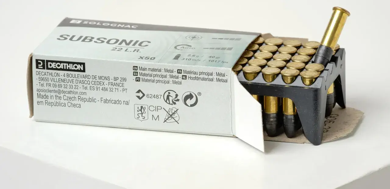 Boîte de munitions 22 L.R. Subsonic de Decathlon, avec une puissance estimée de 22lr en joules. Les cartouches sont en métal.