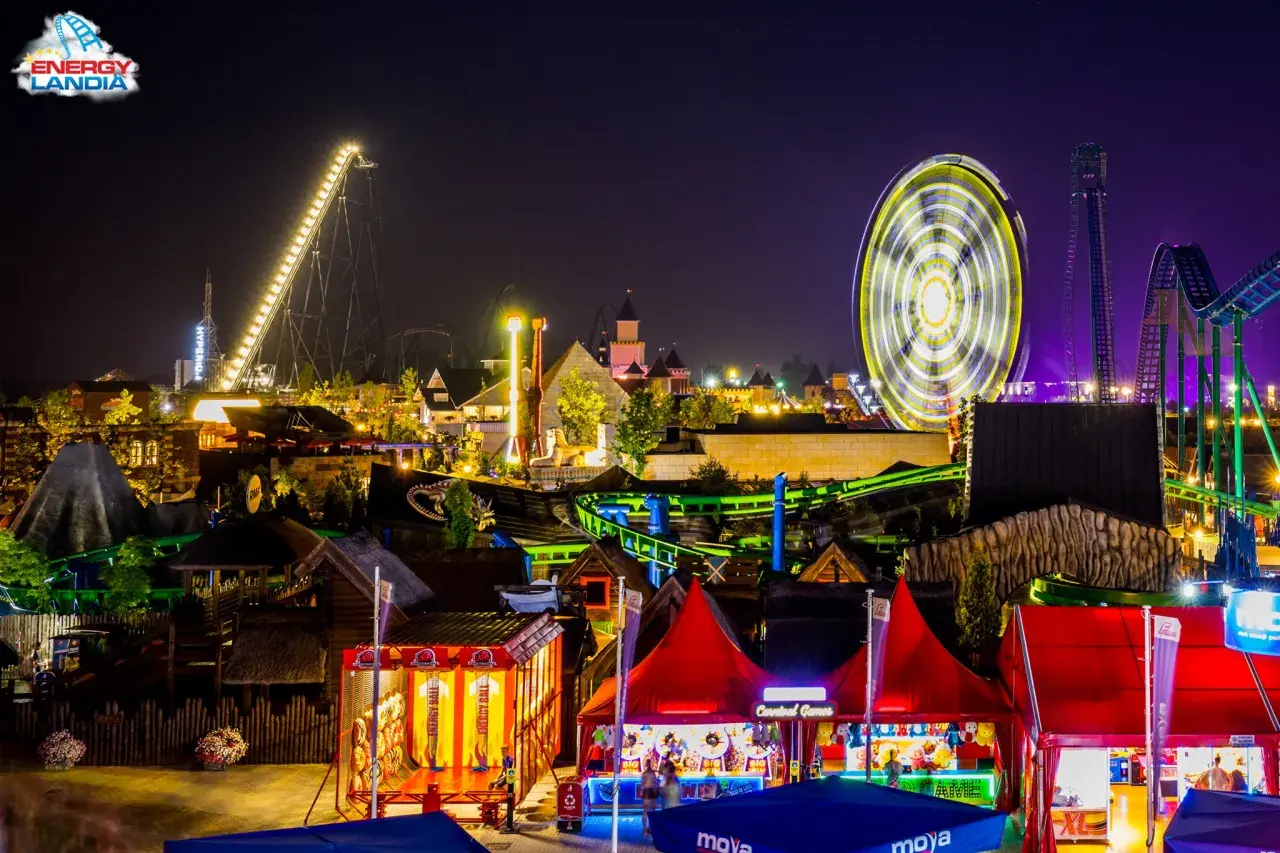 Energylandia nocą: karuzele, kolejki górskie i gry. Idealne miejsce na urodzinowy bilet!