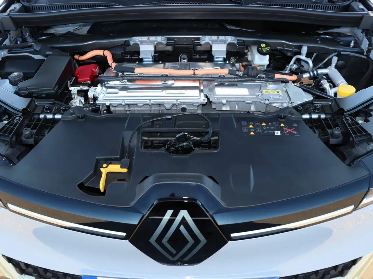 Compartimento del motor de un Renault Mégane, mostrando los componentes eléctricos y de refrigeración.