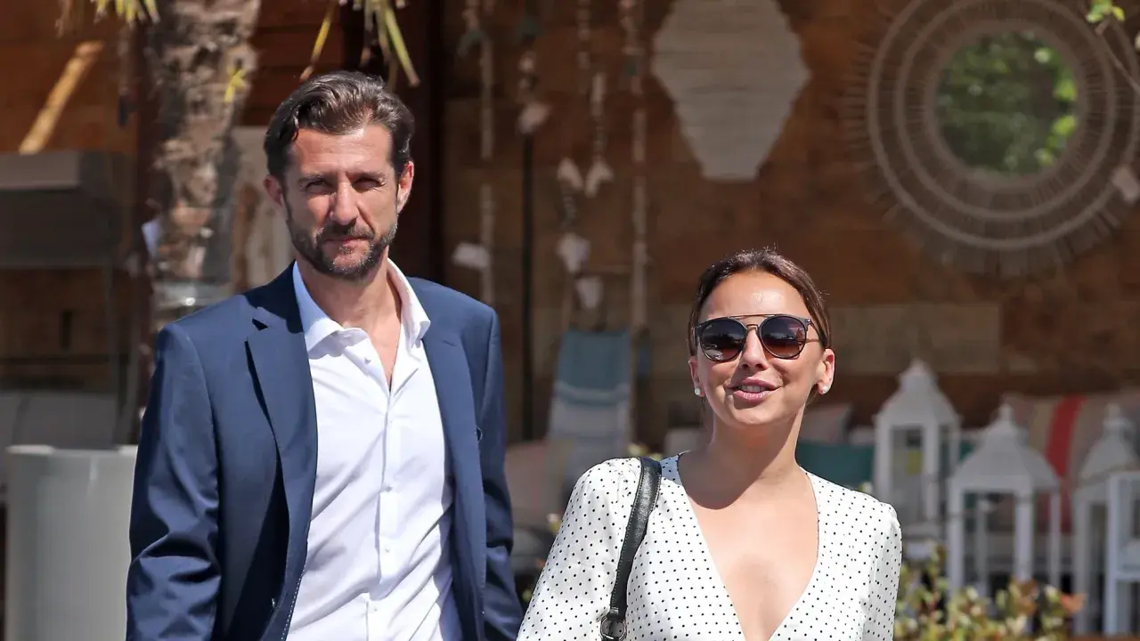 Miguel Sánchez Encinas y su acompañante pasean con estilo bajo el sol.