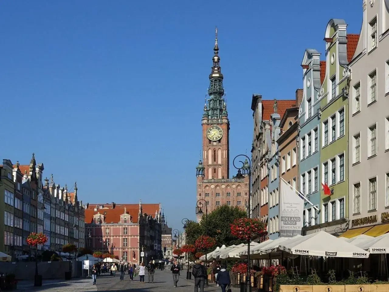 Ulica Długa w Gdańsku z wieżą Ratusza. Warto sprawdzić ceny mieszkań Gdańsk, bo widoki są zachwycające!