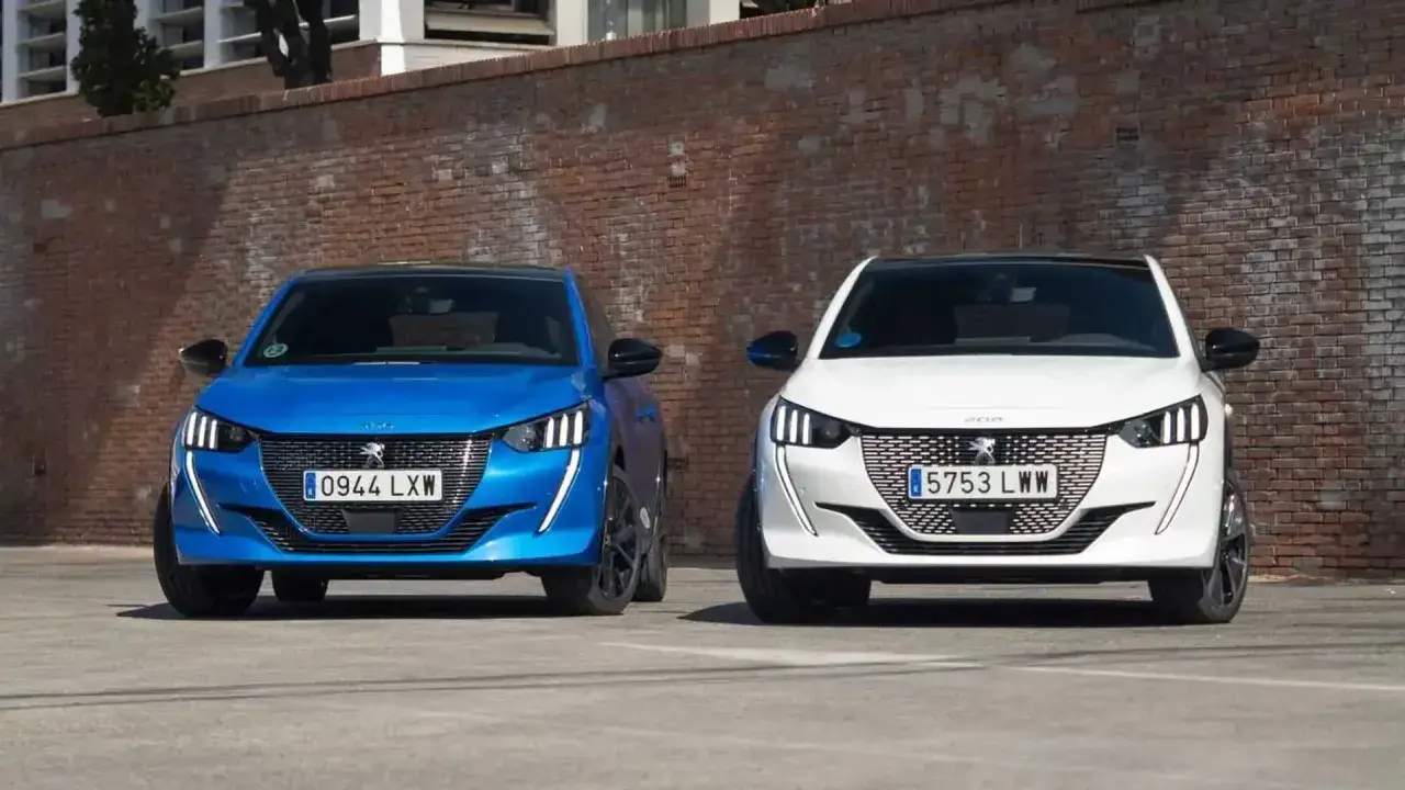 Dos Peugeot 208, uno azul y otro blanco, lucen sus modernos diseños y potentes motores.