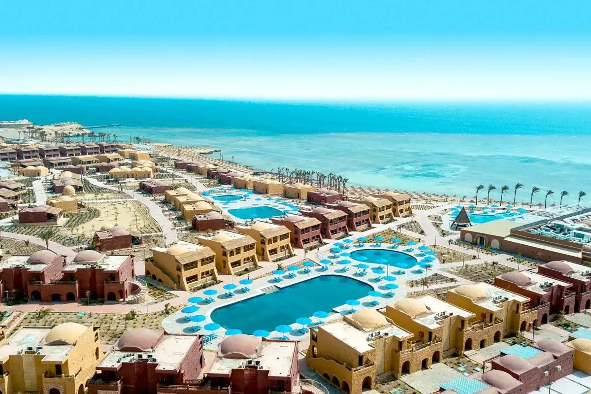 Widok na kompleks hotelowy Pickalbatros Portofino Marsa Alam. Opinie gości chwalą baseny i plażę.