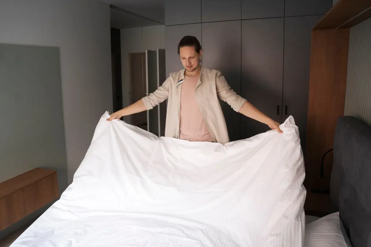 Jak pościelić łóżko jak z hotelu? Szybkie triki i style
