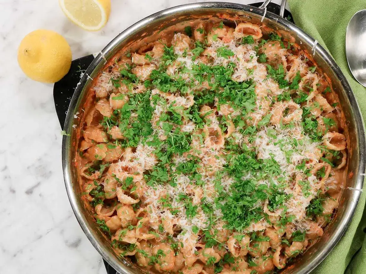 En krämig pasta al tonno med färsk persilja och riven parmesan. Perfekt för ett snabbt och gott recept.