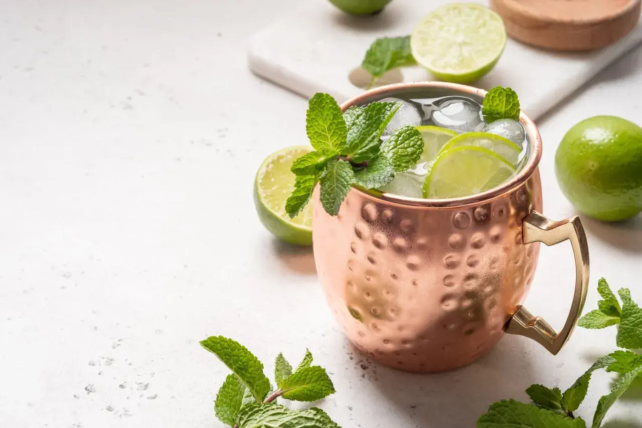 En koppad kopp med is, lime och mynta. En perfekt sommardrink, en av många goda vodka drinkar.