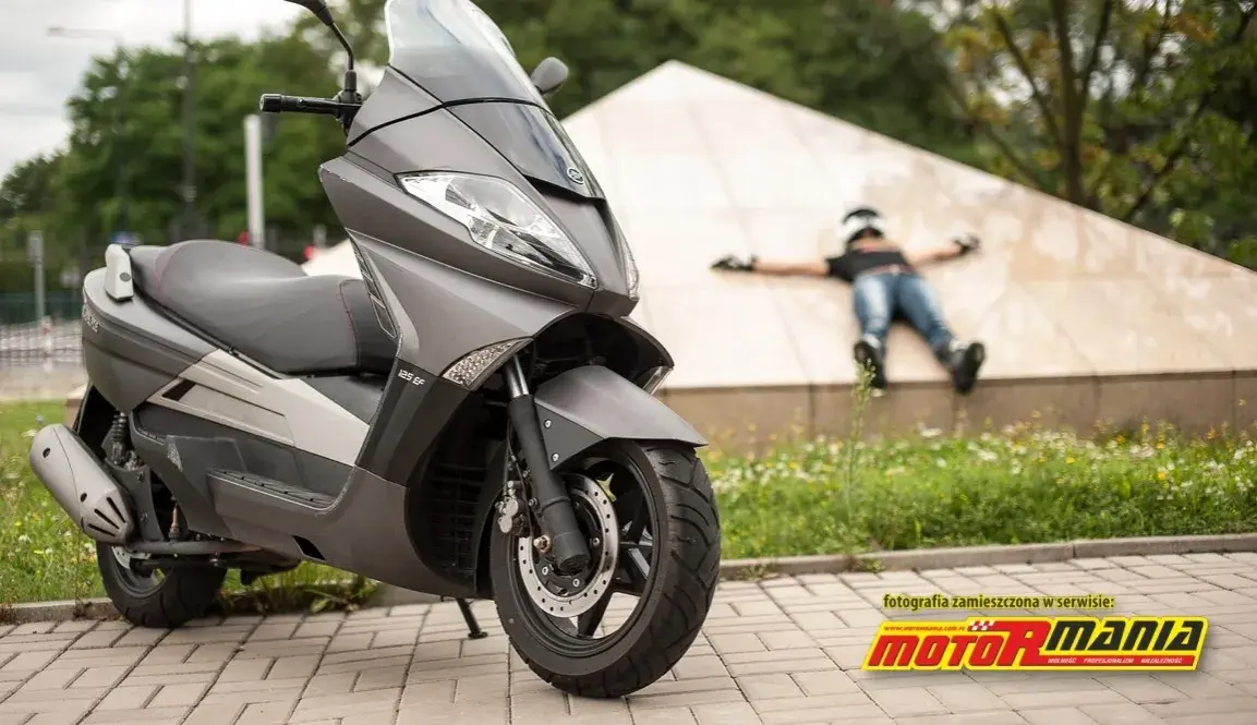 Skuter czy motorower? Zrozum różnice i wymagane uprawnienia!
