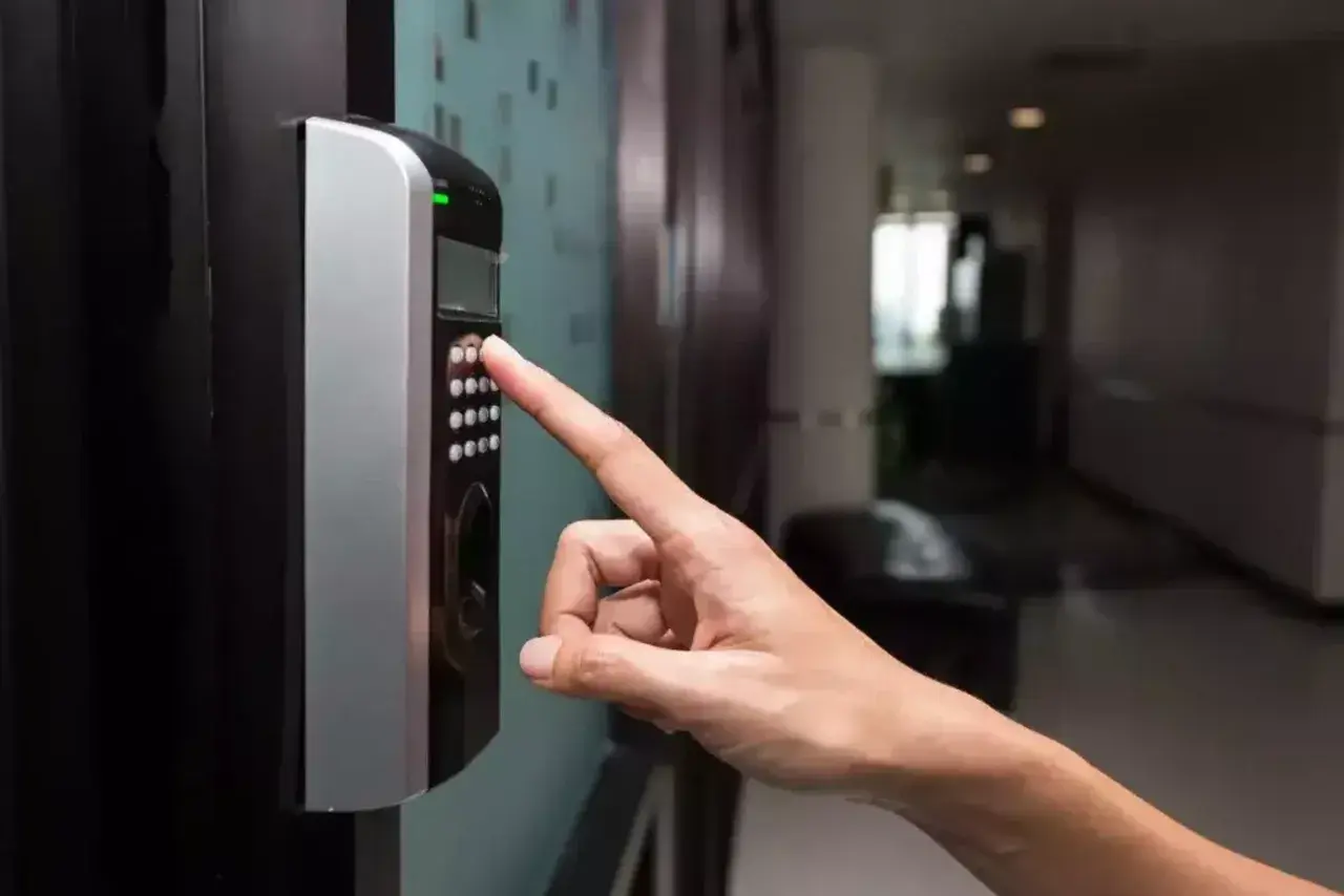 Doigt appuyant sur un clavier d'accès, le voyant vert allumé. Une fausse alerte ?