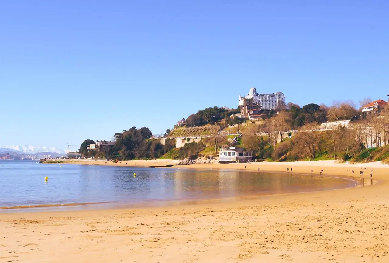 Playa de El Sardinero, una de las mejores playas de Santander, con el Palacio de la Magdalena al fondo.