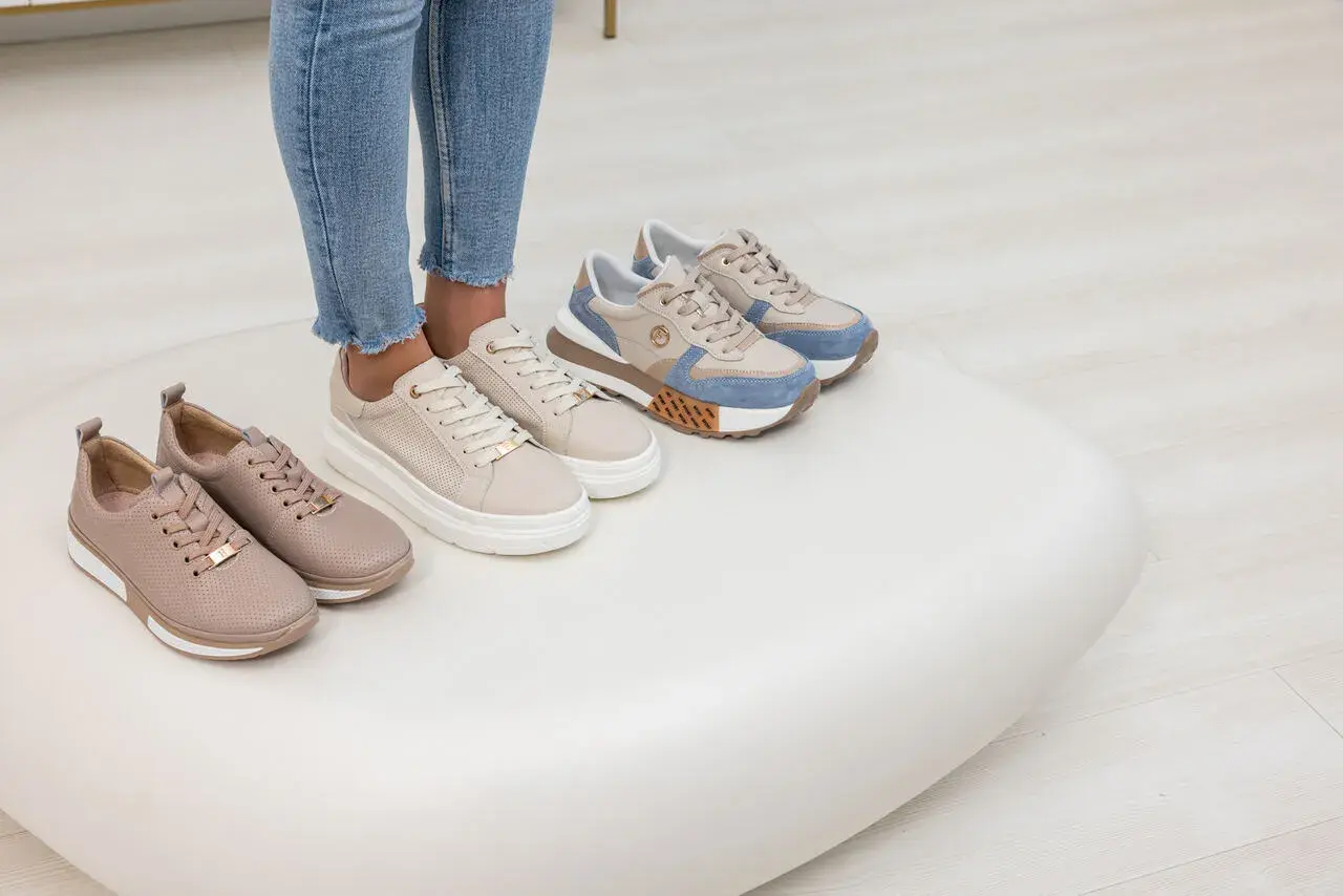 Zobacz, jak wyglądają buty sneakersy: beżowe, różowe i niebiesko-beżowe, idealne na co dzień.