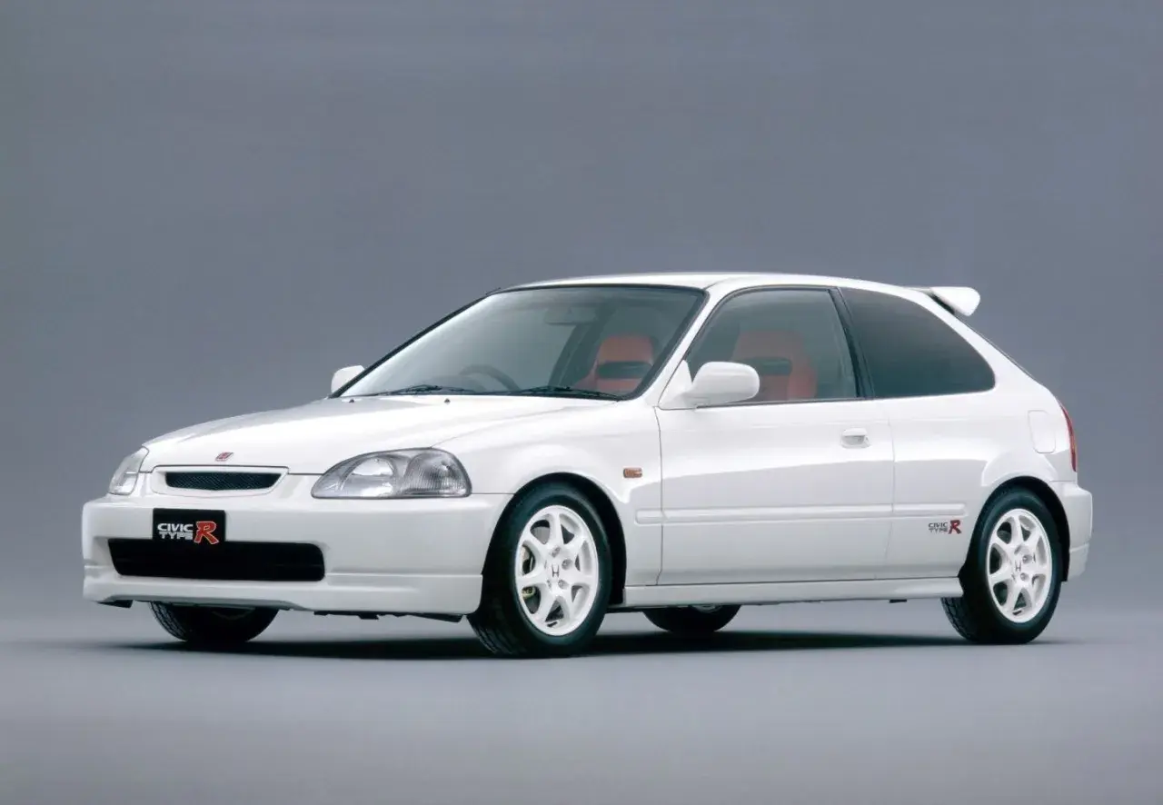 Biały Honda Civic EK9 z czerwonymi fotelami, sportowym spojlerem i felgami. Ikona tuningu.