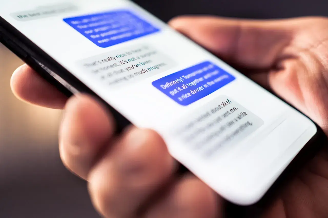 Kosz wiadomości SMS na ekranie telefonu. Dyskutują o jutrzejszym spotkaniu i kolacji.
