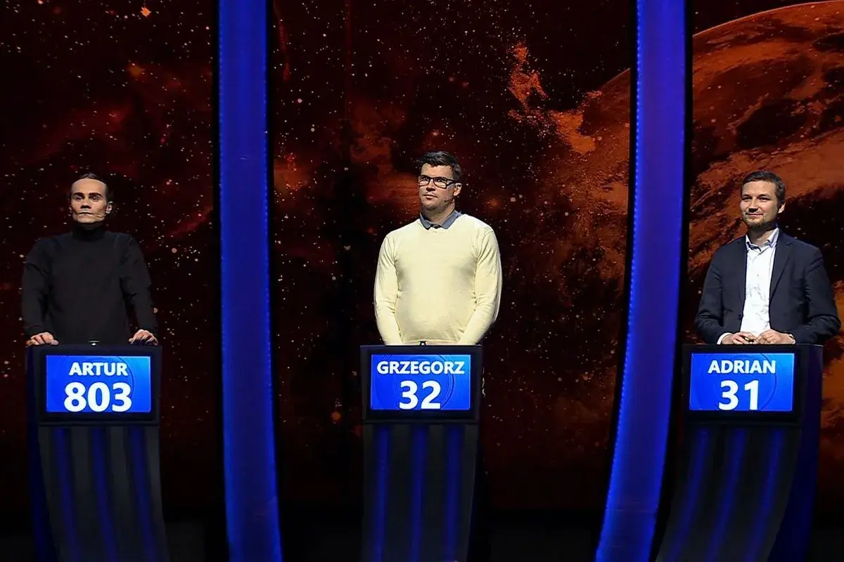 Artur 803, Grzegorz 32 i Adrian 31 stoją na scenie.