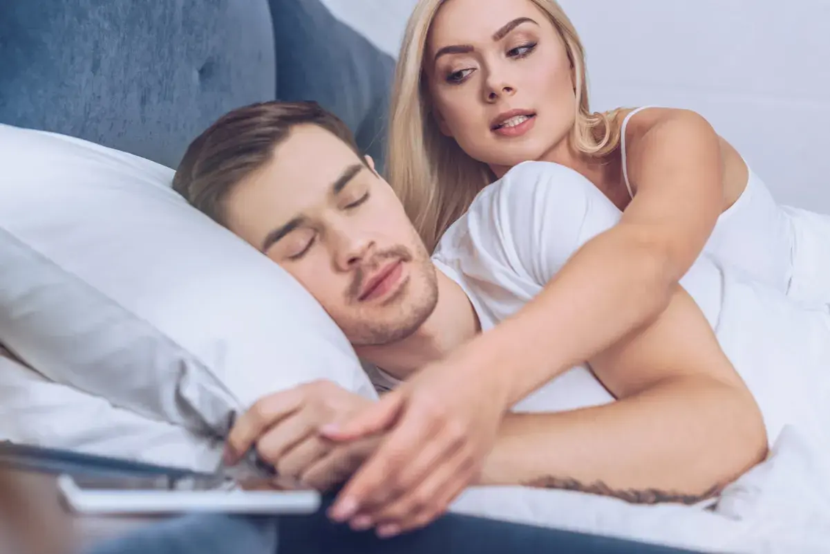 Lei guarda il telefono mentre il mio ragazzo dorme. Sospetta che il mio ragazzo mette like alle altre.
