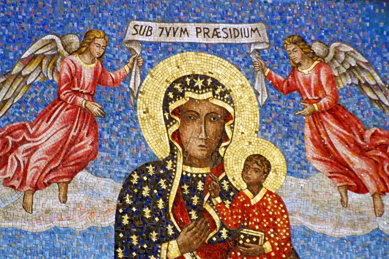Mozaika Matki Boskiej z Dzieciątkiem i aniołami, symbolizująca święte miejsca w Polsce.