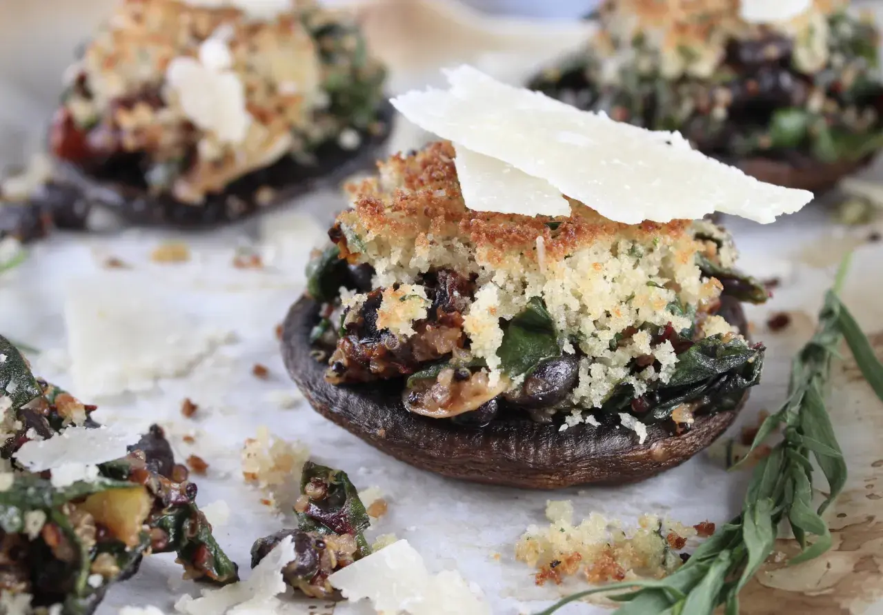 Fyllda portobellosvampar med krispig topping och parmesan. Enkel och god rätt med fyra skäl att älska portobello.