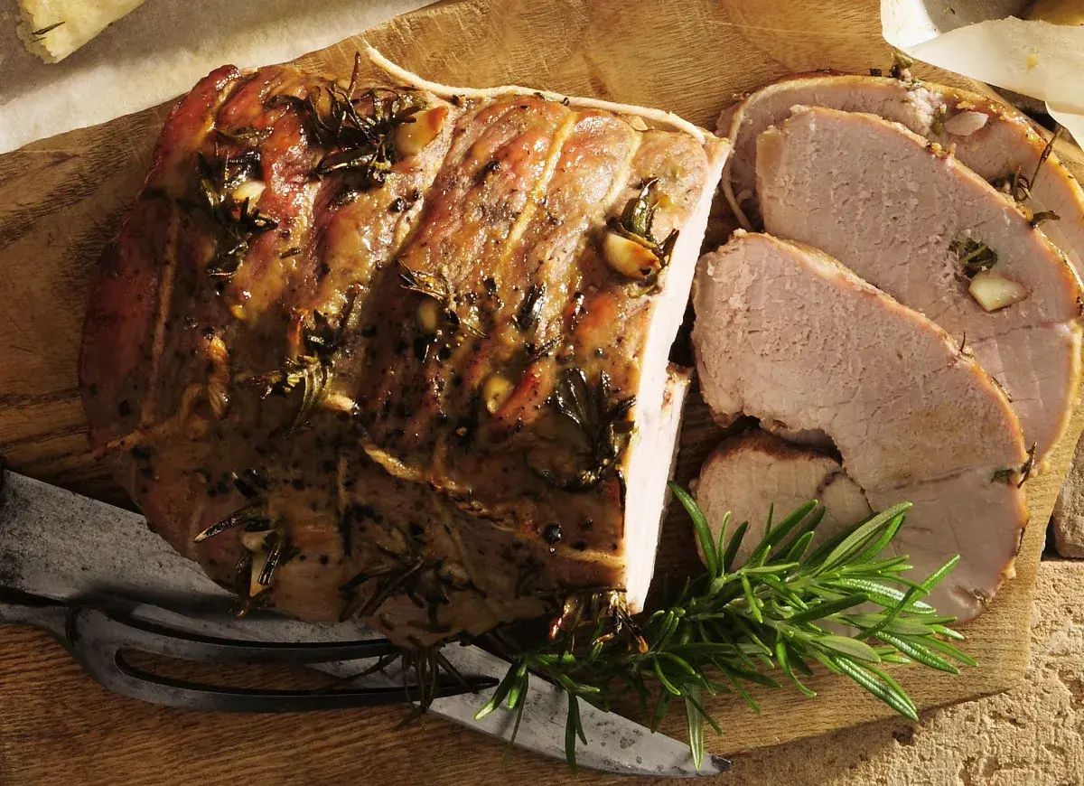 Soczysta pieczona jagnięcina z rozmarynem i czosnkiem, idealna na obiad. Przepis Ani Gotuje.
