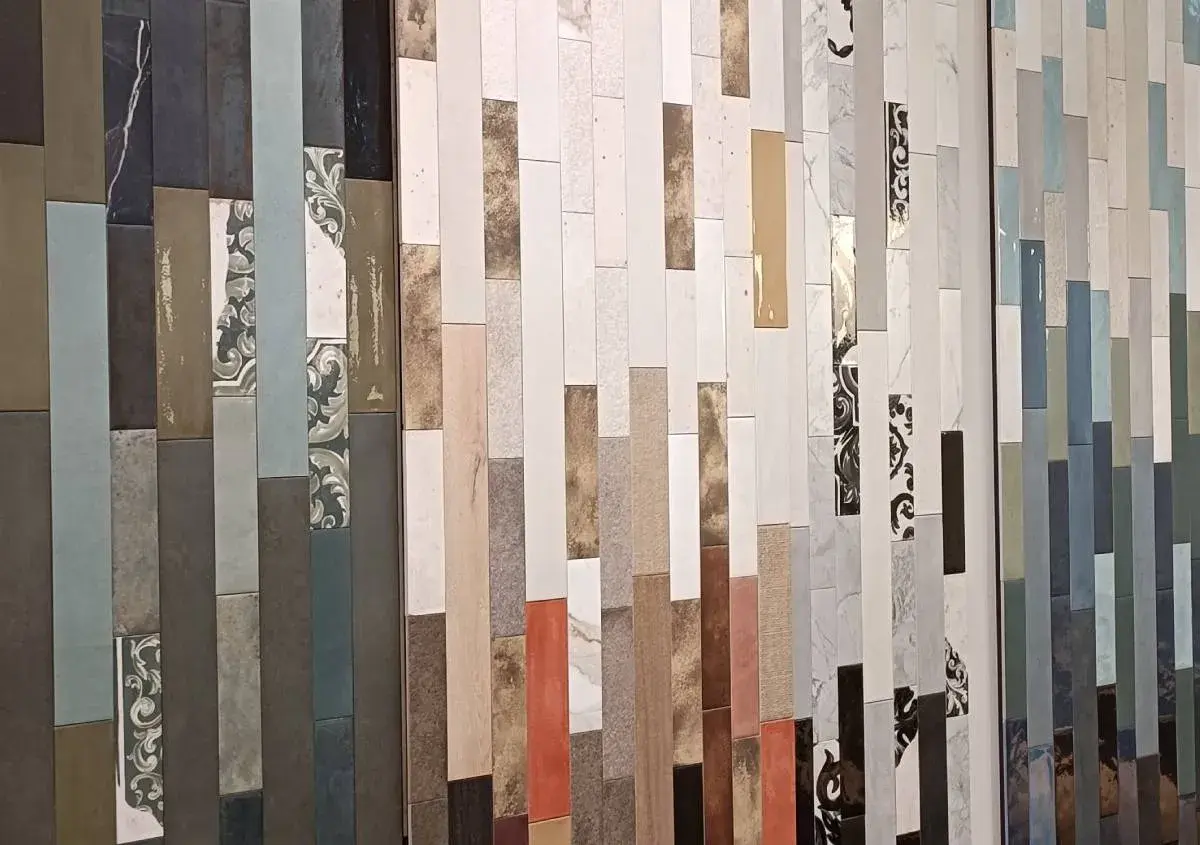 Collezione di piastrelle in ceramica Italia, con motivi decorativi e finiture diverse, che creano un mosaico di texture e colori.