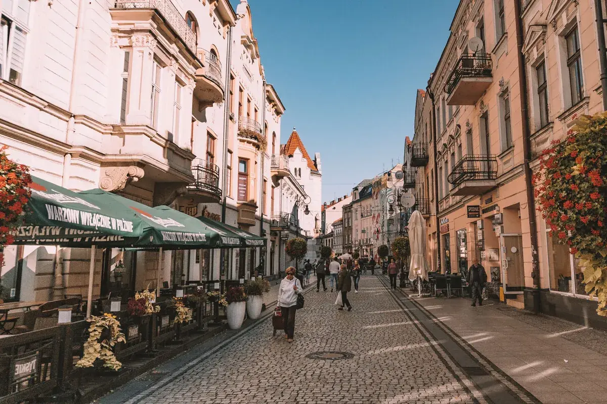 Urokliwa ulica w Nowym Sączu, pełna kawiarni i sklepików. Spacerując po bruku, odkrywasz nowe atrakcje tego miasta.