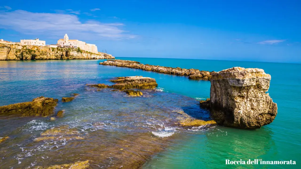 La ripa di Vieste, con il suo mare cristallino e la rocca che si staglia sull'orizzonte, incanta lo sguardo.