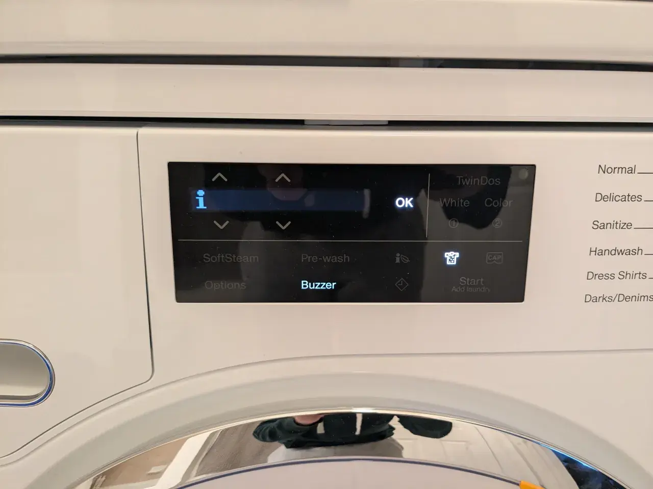 Miele Waschmaschine reinigen: Das Display zeigt Optionen wie "SoftSteam", "Pre-wash" und "Buzzer".