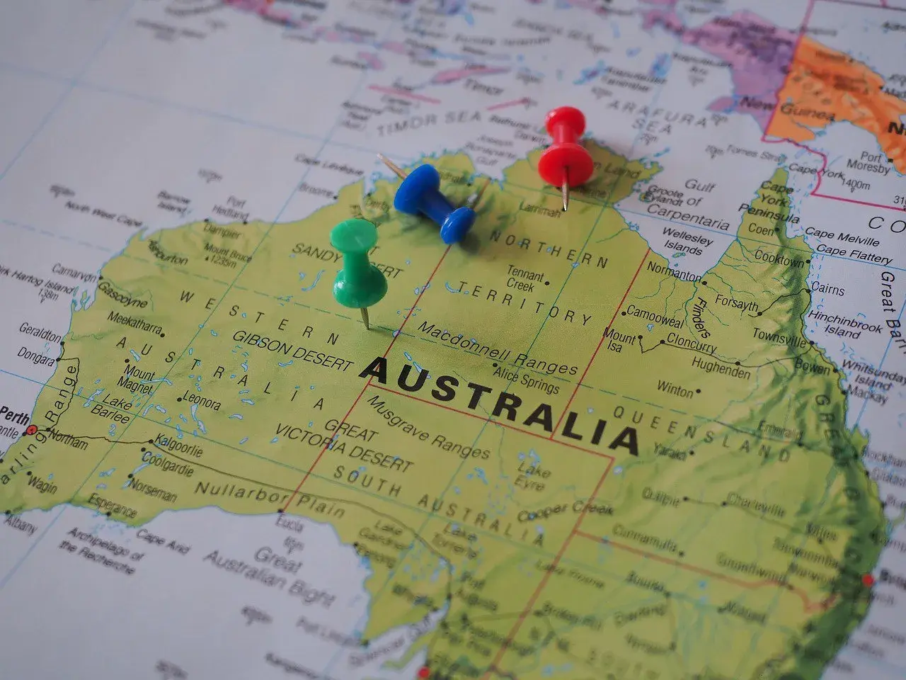 Na mapie zaznaczono piny na kontynencie, który jest państwem - Australią.