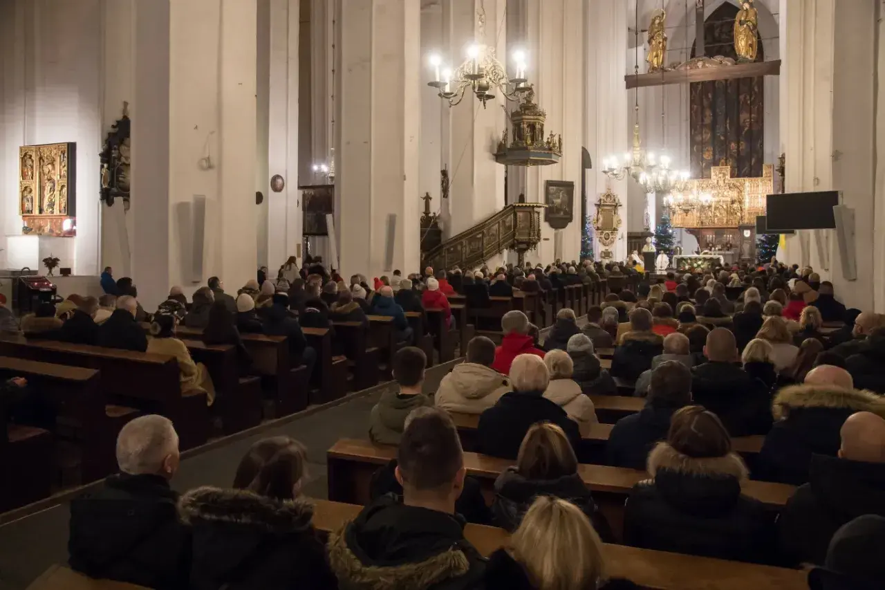 W kościele tłum wiernych siedzi na ławkach. Msza 30 listopada.
