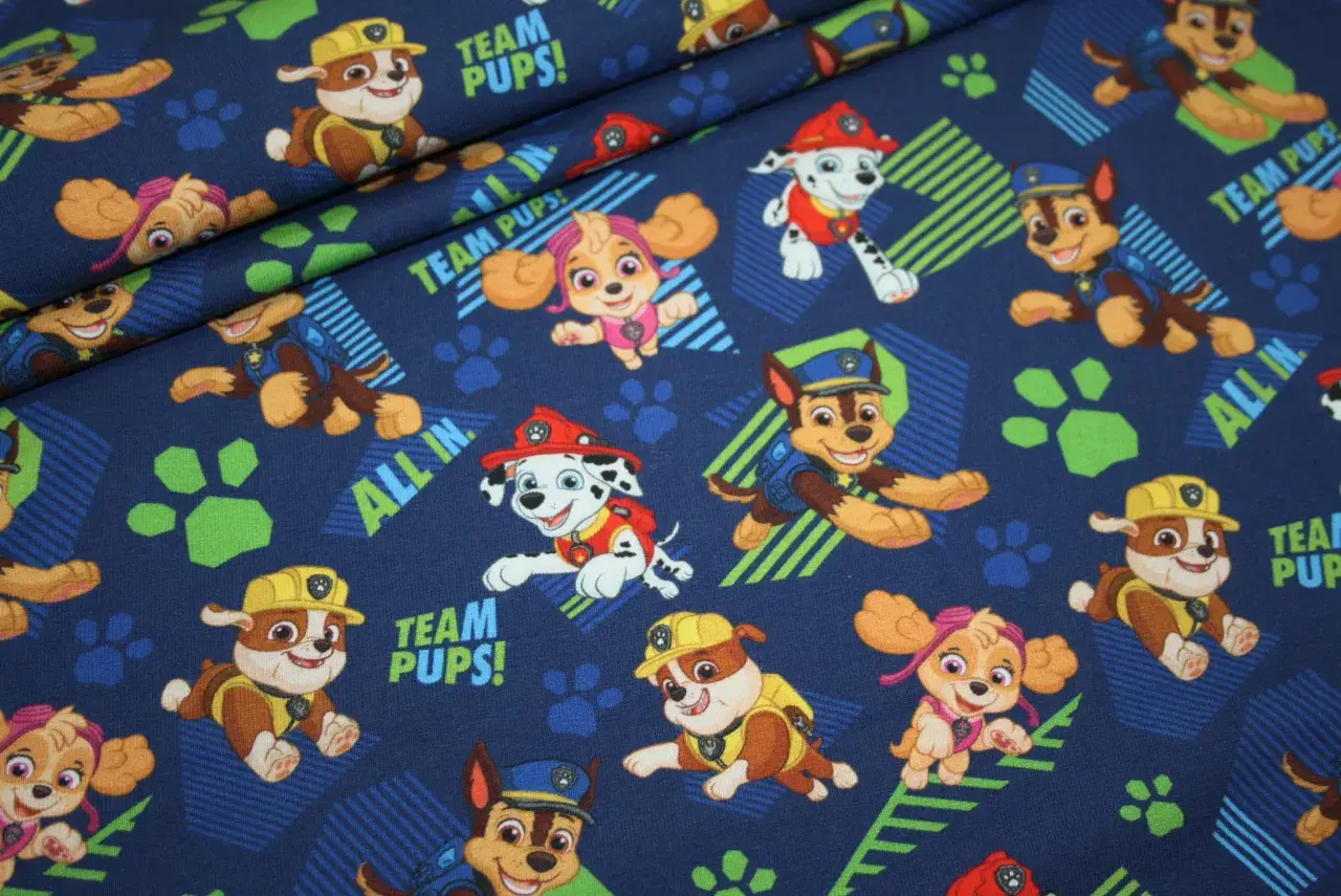 Materiał Psi Patrol z wesołymi pieskami i hasłem "TEAM PUPS!". Idealny dla małych fanów przygód.