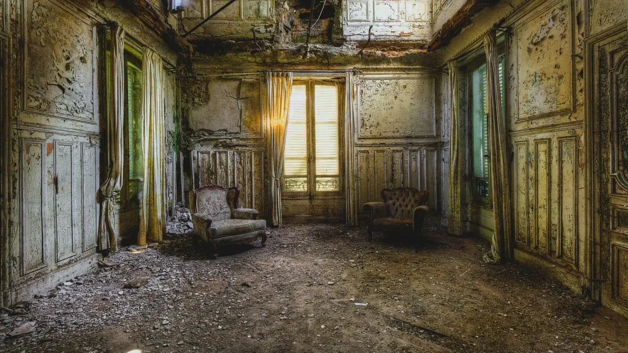 Deux fauteuils délabrés dans une pièce abandonnée, vestige d'une exploration urbex à Toulouse.