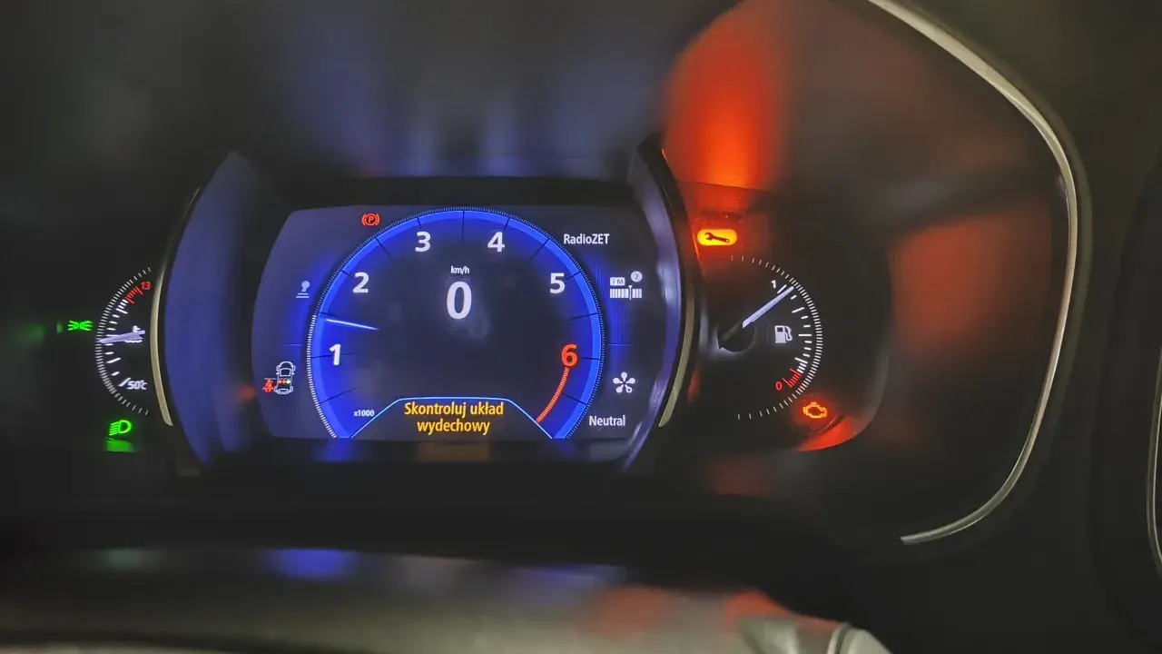 Na desce rozdzielczej Renault świeci się kontrolka "Skontroluj układ wydechowy".