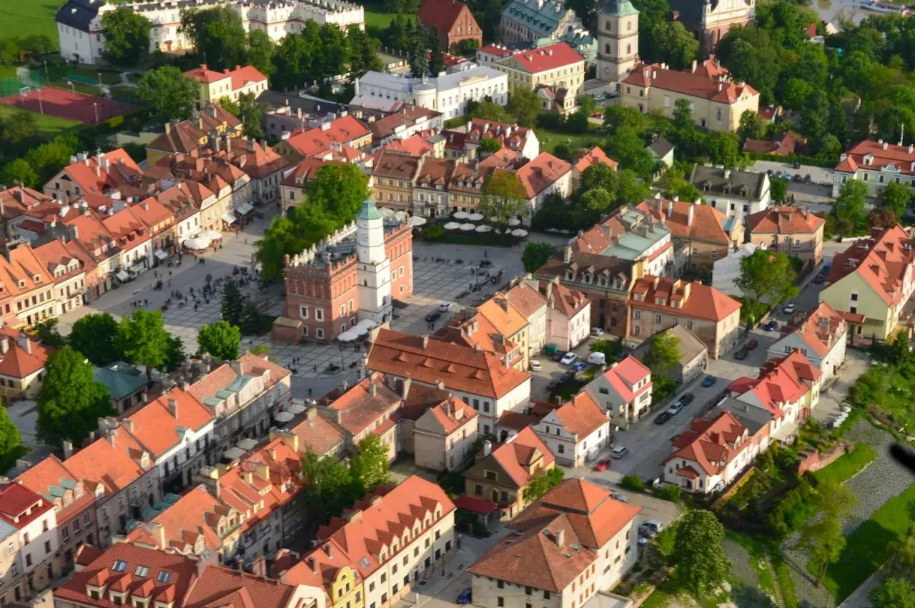 Widok z lotu ptaka na rynek i zabudowania Sandomierza, perły Kotliny Sandomierskiej.