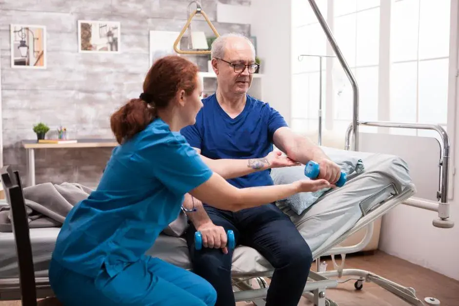 Kto składa wniosek o świadczenie rehabilitacyjne: pracownik czy pracodawca?