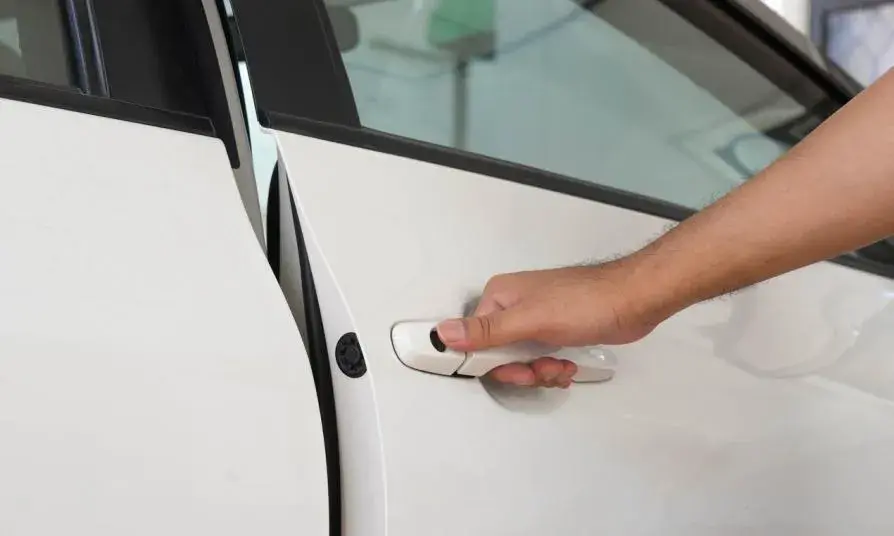 Zatrzaśnięte kluczyki w samochodzie? Sprawdź, jak otworzyć auto bez stresu