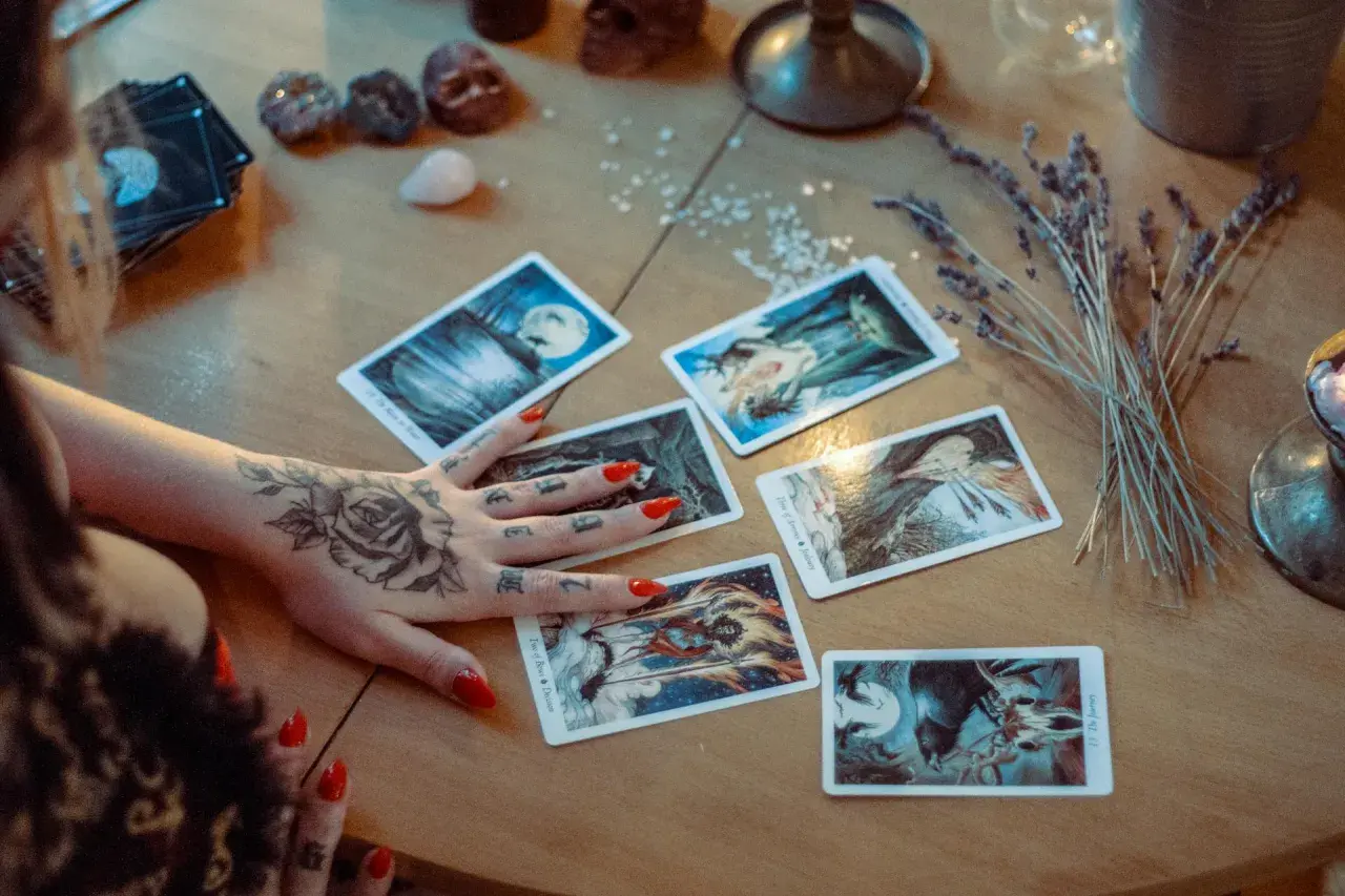 Tarot, Lenormand czy karty klasyczne: Przewodnik po systemach wróżbiarskich dla początkujących
