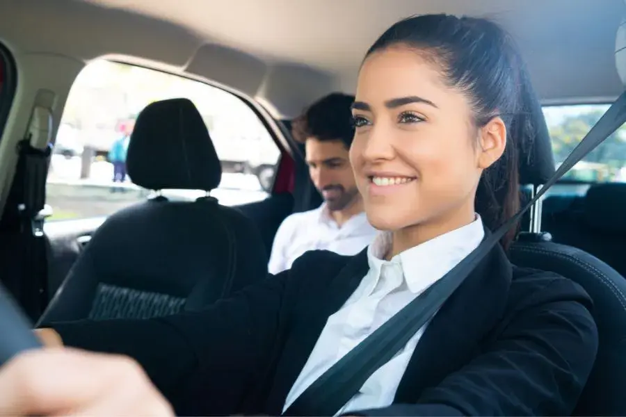 Kim jest kierowca Ubera? Obowiązki, wymagania i korzyści pracy w Uberze