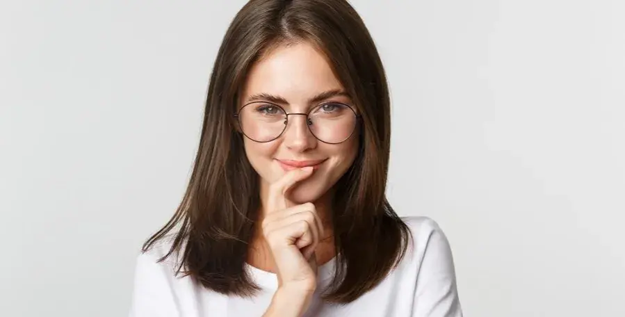 Jakie oprawki dla brunetek będą najlepsze? Doradzamy przy wyborze