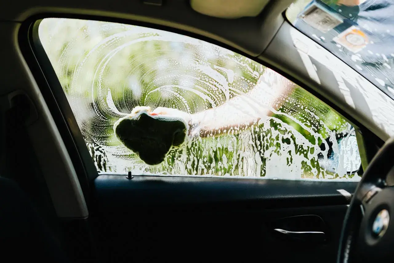 5 trików na szybkie sprzątanie auta przed podróżą