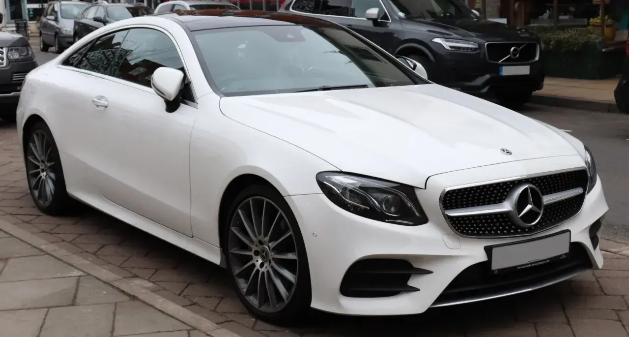 Mercedes E Klasa Coupe - osiągi, komfort i wady, które warto znać