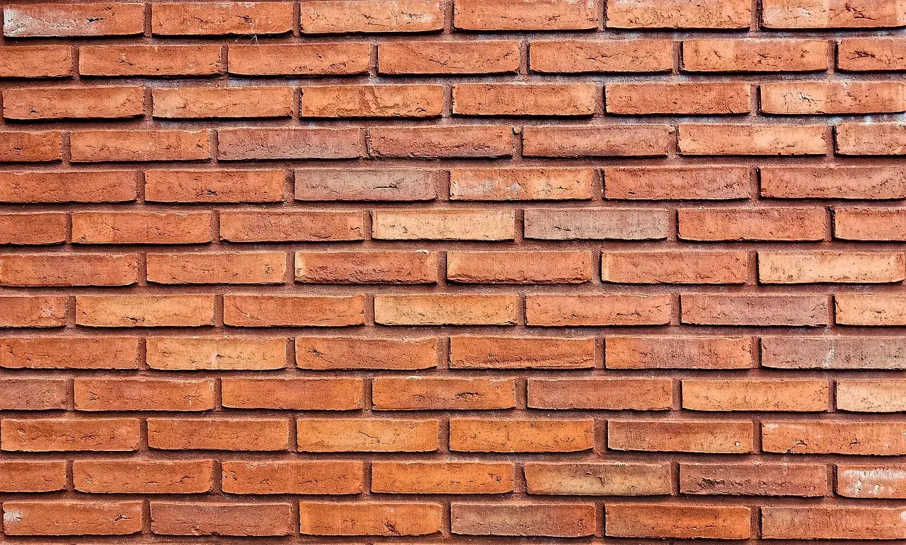 Cegła klinkierowa – trwały materiał do elewacji, ogrodzeń i wnętrz