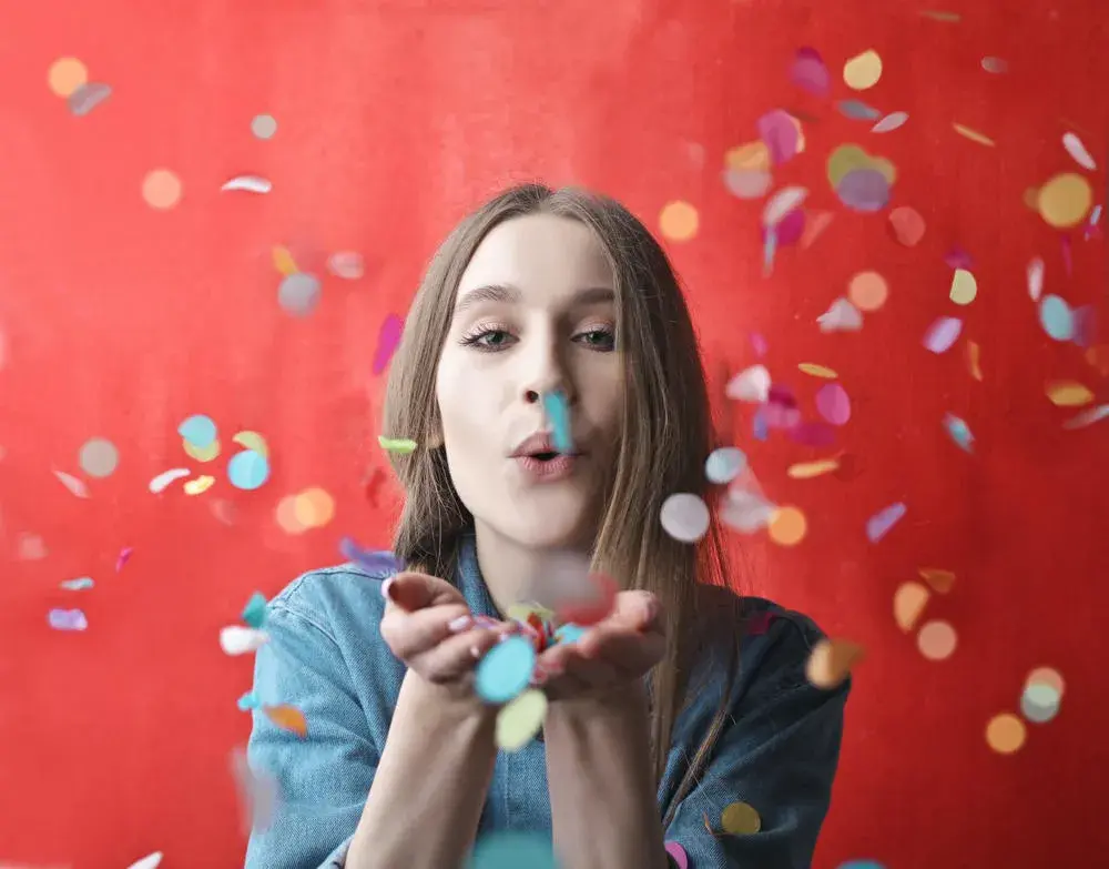 Jakie konfetti na ślub - 10 inspirujących pomysłów na dekoracje