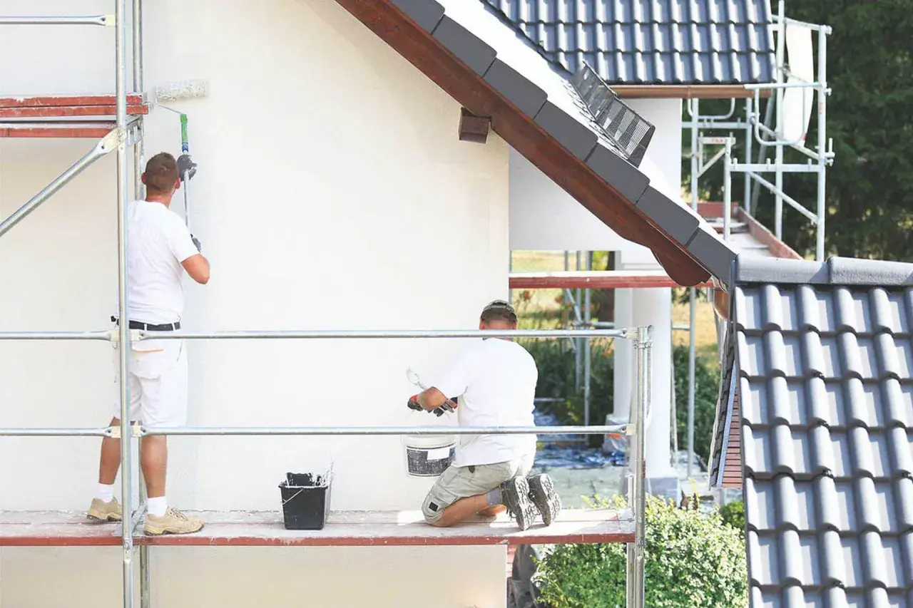Najlepsza farba do elewacji: ekspert radzi, jak uniknąć wpadek i oszczędzić pieniądze