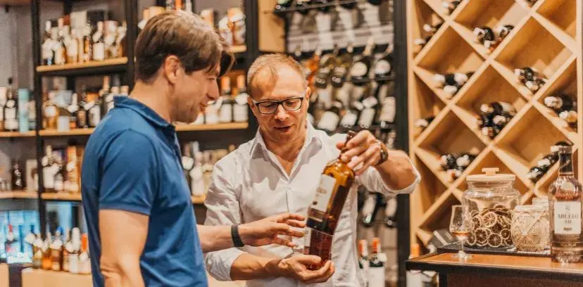 Rum czy whisky: kluczowe różnice, które warto znać przed wyborem
