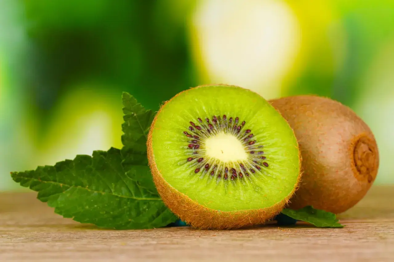 Kiwi: Ile kalorii ma owoc? Zaskakujące fakty o niskiej kaloryczności