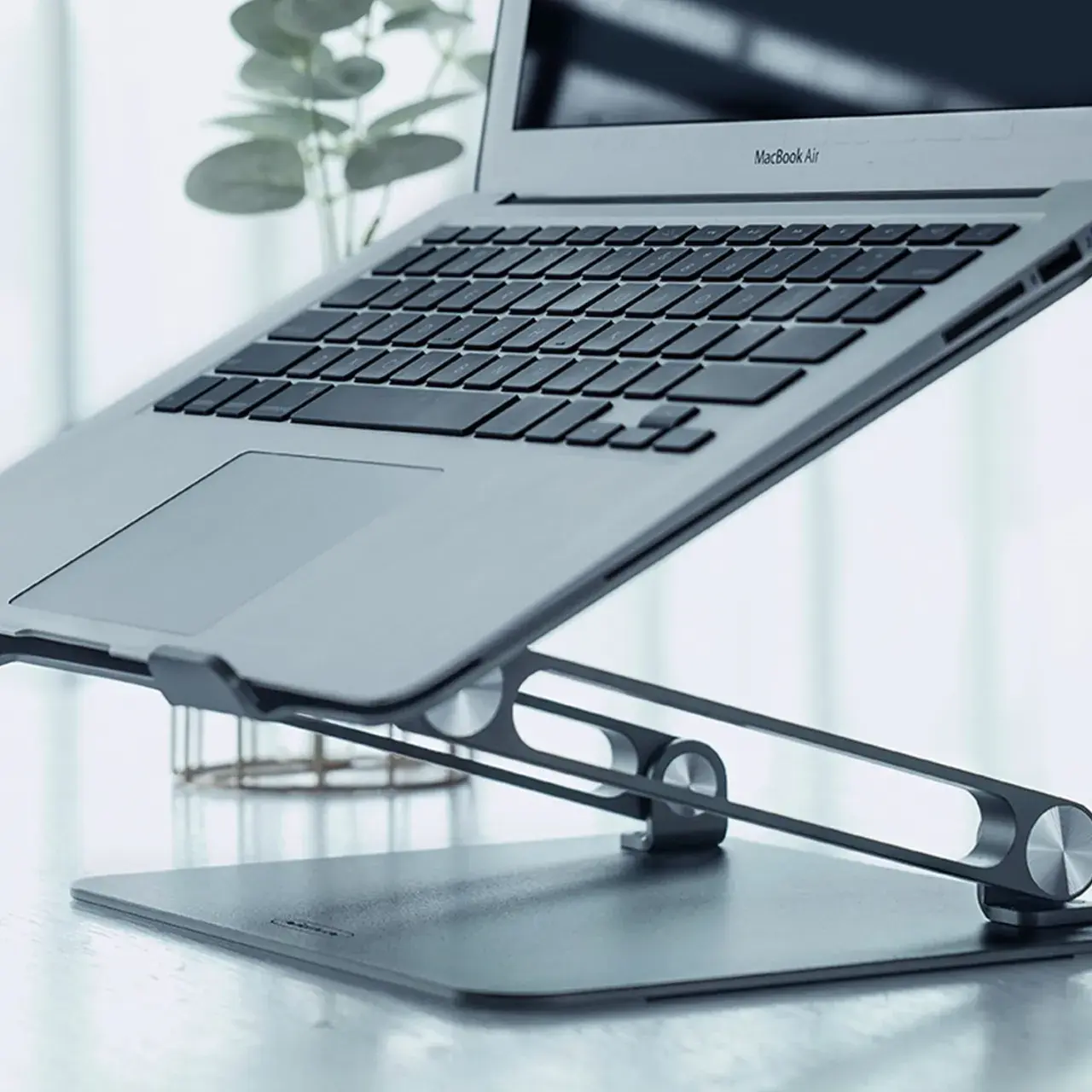 Jaką podstawkę pod laptopa wybrać, by uniknąć przegrzewania?