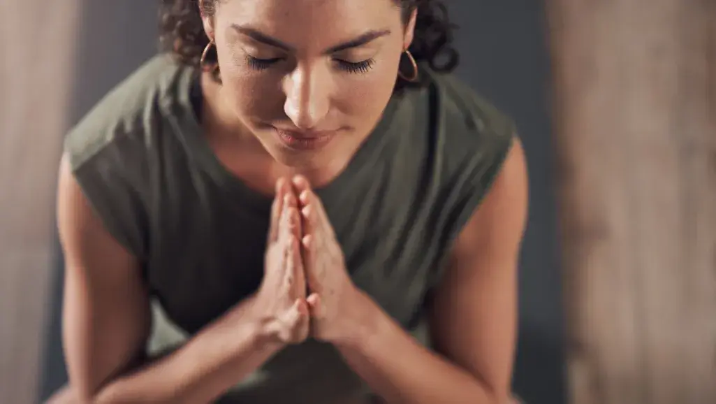 Co znaczy namaste w jodze? Odkryj jego głębokie znaczenie i moc