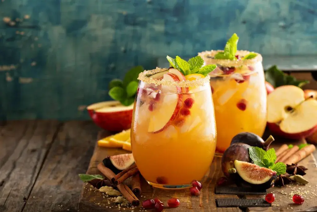 Pyszne drinki z białym winem, które orzeźwią każdą imprezę