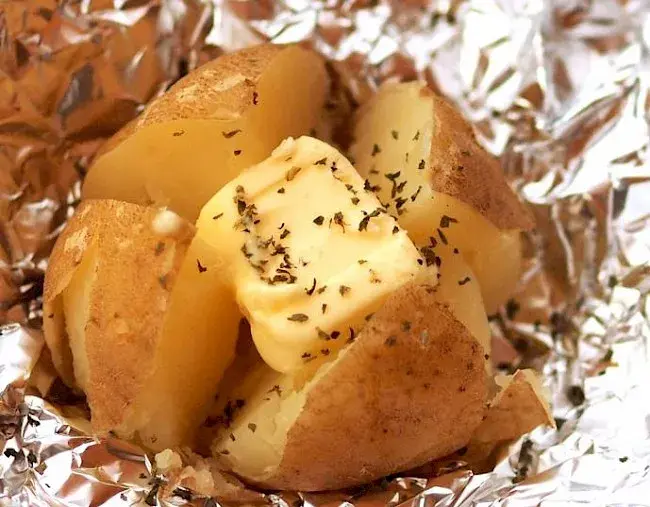 Ile kcal ma pieczone ziemniaki? Poznaj dokładną kaloryczność