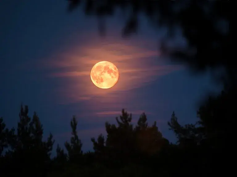 Księżyc w astrologii: Jak wpływa na twoje emocje i pragnienia